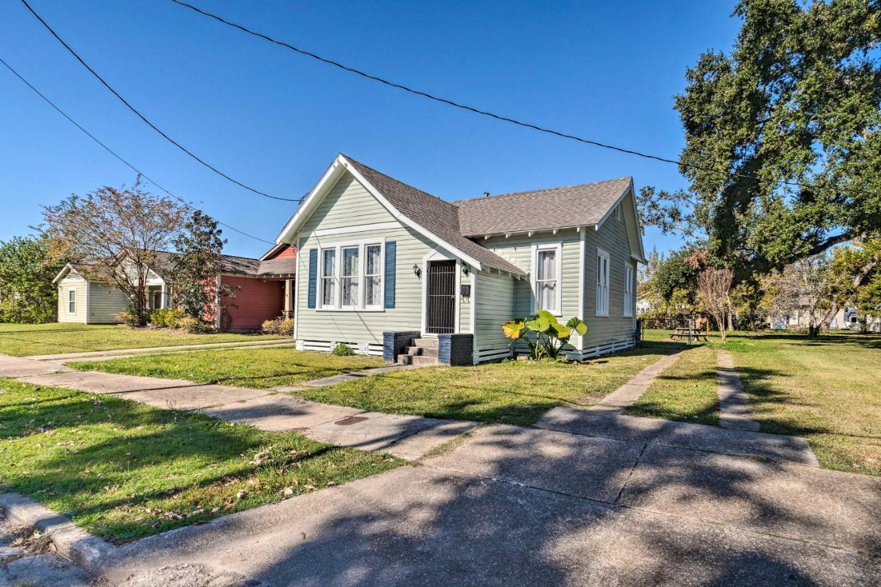 Lake Charles Cottage With Fireplace And Yard! エクステリア 写真