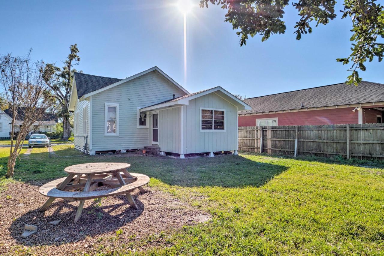Lake Charles Cottage With Fireplace And Yard! エクステリア 写真