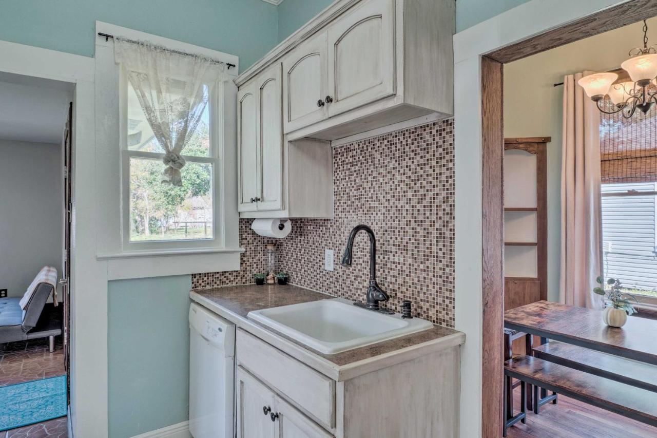 Lake Charles Cottage With Fireplace And Yard! エクステリア 写真